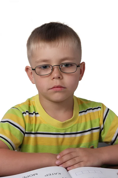 Niño con gafas graduadas — Foto de Stock