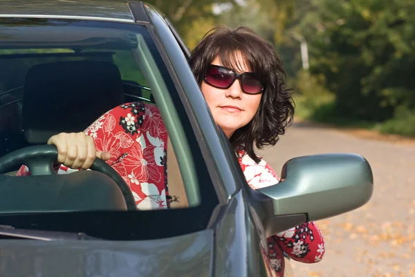 Kvinnan i en bil — Stockfoto