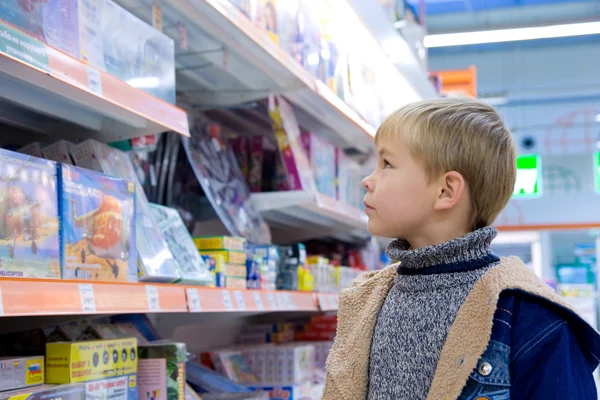 Мальчик в супермаркете — стоковое фото