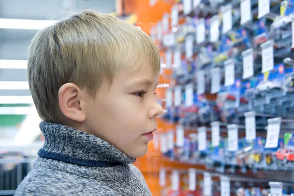 Мальчик в магазине — стоковое фото