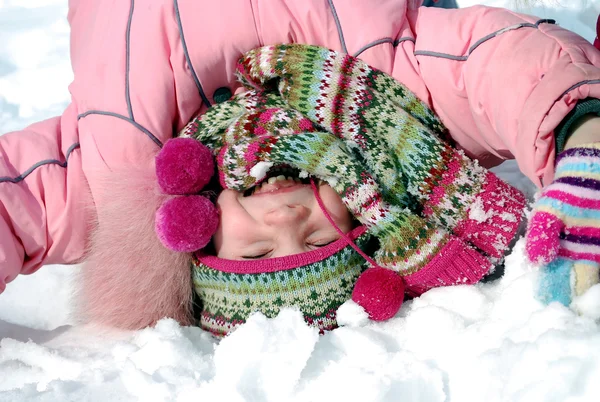 Glückliches kleines Mädchen in Winterkleidung — Stockfoto