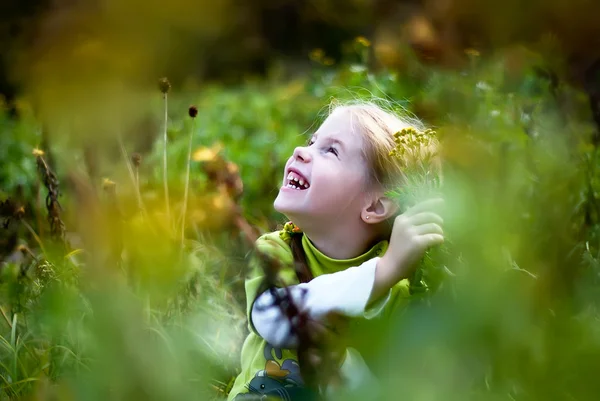 Küçük kız çayırda gülüyor — Stok fotoğraf