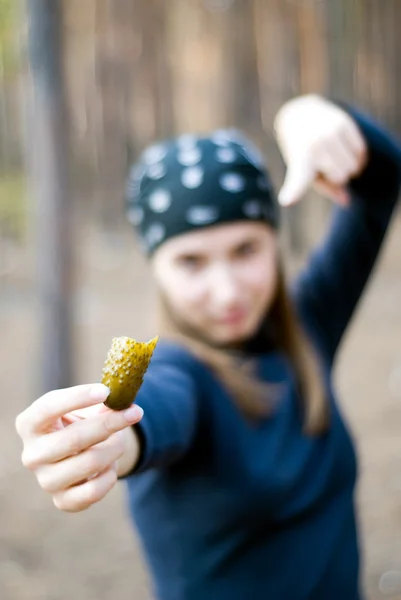 Menina na floresta com um pepino — Fotografia de Stock