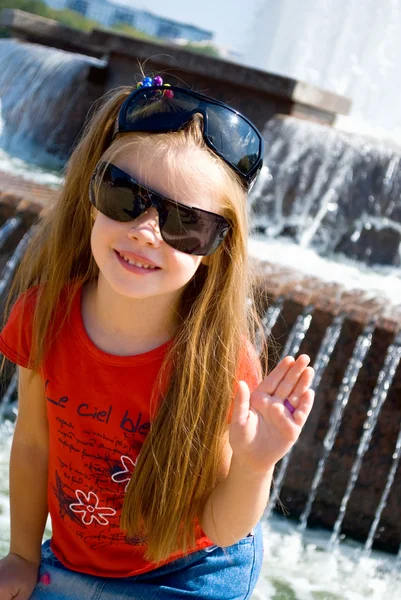Kleines Mädchen mit zwei Sonnenbrillen — Stockfoto