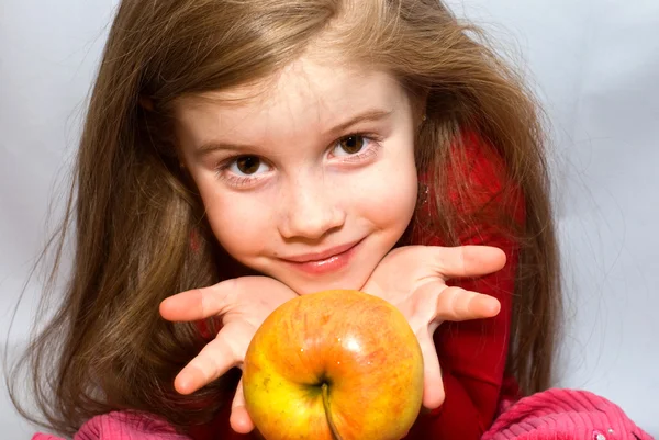 小さな女の子はリンゴを押し — ストック写真