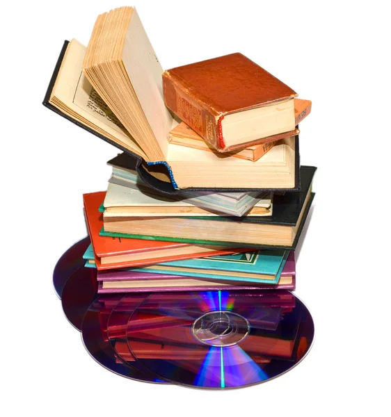 Книги и CD на белом фоне — стоковое фото