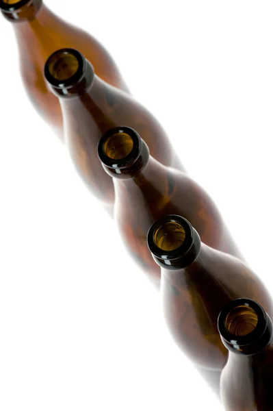 흰 배경에 있는 맥주 병 — 스톡 사진