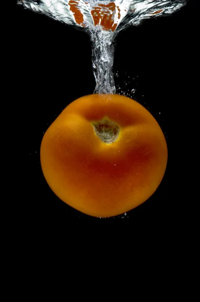 Tomat dalam air makro — Stok Foto