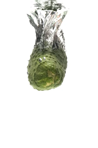 Огірок у воді макрос — стокове фото