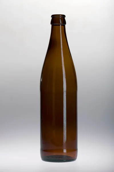 Бутылка пива на сером — стоковое фото
