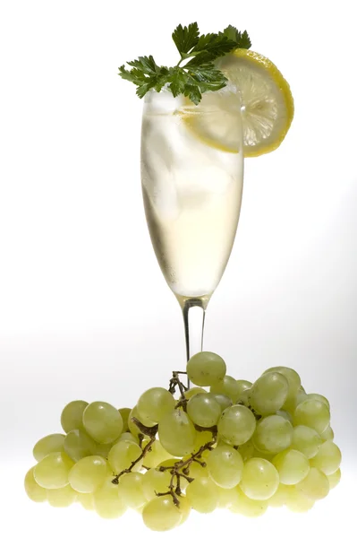 Kieliszki do szampana z zielonych winogron — Zdjęcie stockowe