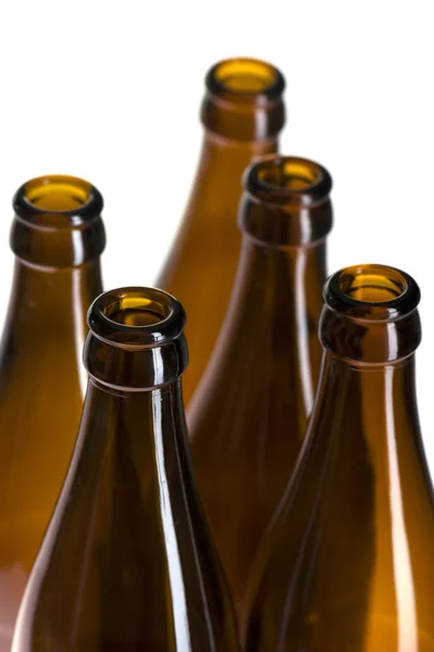 Bottiglia di birra su primo piano bianco — Foto Stock