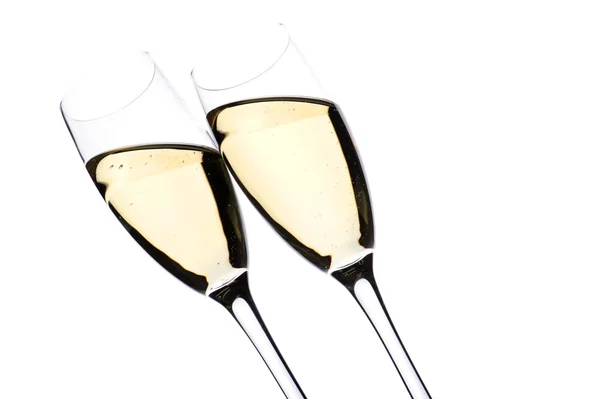 Dos copas de champán en primer plano blanco — Foto de Stock