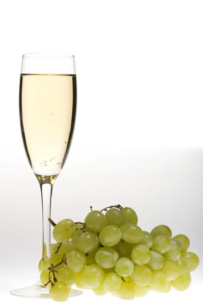 ブドウ マクロとシャンパン グラス — ストック写真