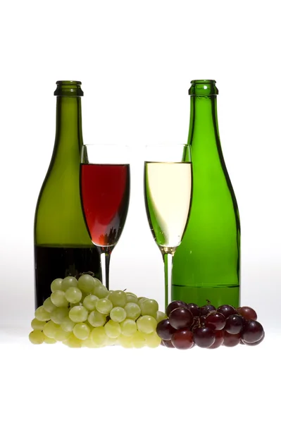 Bicchieri di vino con due bottiglie — Foto Stock