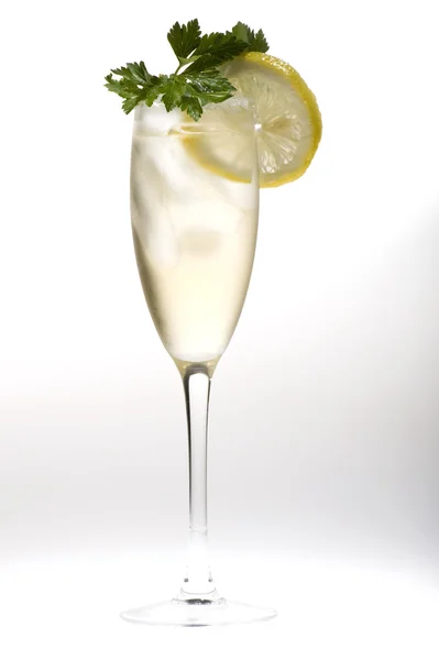 Бокалы для шампанского с лимоном крупным планом — стоковое фото