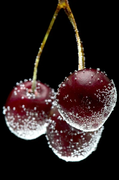 Körsbär i vatten — Stockfoto