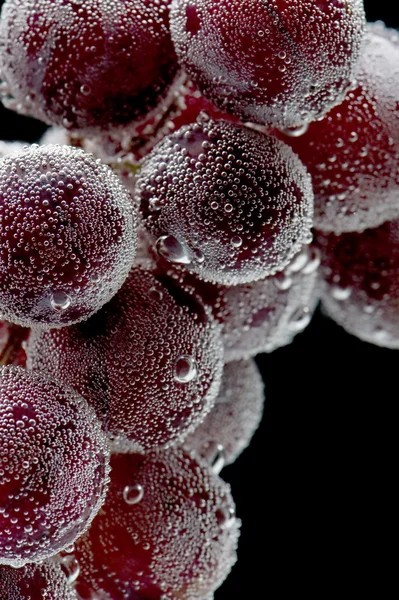 Winogrona na czarne tło zbliżenie — Zdjęcie stockowe