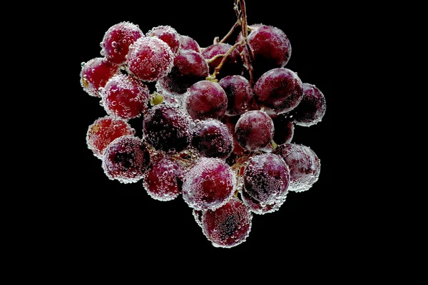 Виноград на черном фоне — стоковое фото