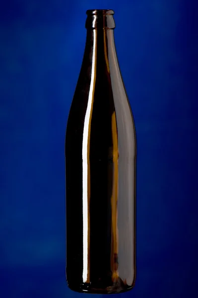 Скляна пляшка на синьому крупним планом — стокове фото