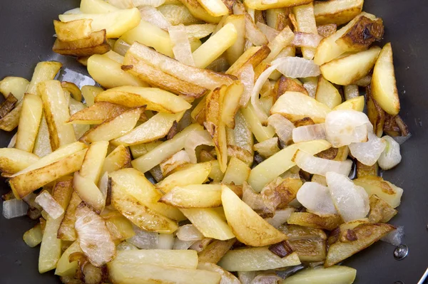 Fried potatoes in griddle macro — Stock Photo, Image
