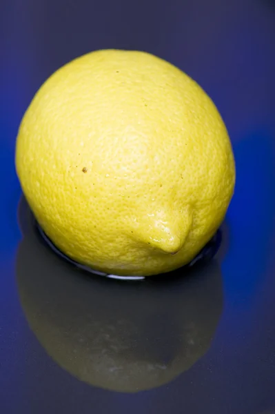Lemon in the water — Stock Photo, Image
