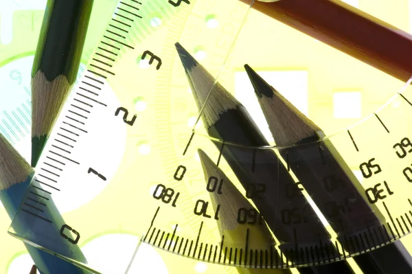 Инструмент измерения с карандашом крупным планом — стоковое фото