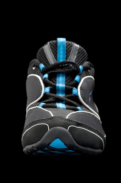 Sapatos esportivos em fundo preto — Fotografia de Stock