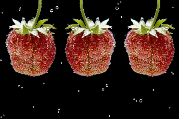 Φράουλες στο νερό — Φωτογραφία Αρχείου