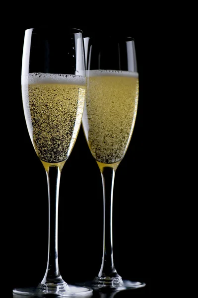 Dois copos de champanhe em closeup preto — Fotografia de Stock