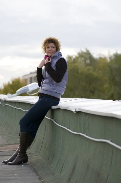 Kvinna på tak — Stockfoto