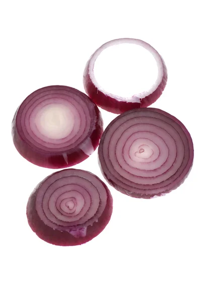 Rote Zwiebel auf weiße Nahaufnahme — Stockfoto