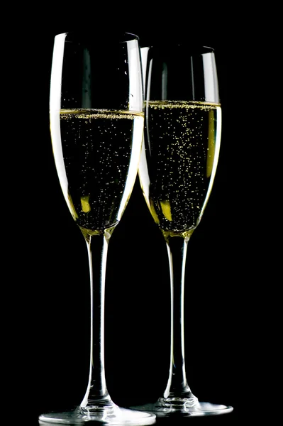 Due bicchieri di champagne su nero — Foto Stock