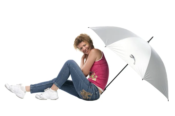 Vrouw met grote grijze paraplu — Stockfoto