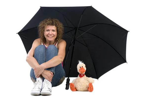 Vrouw met paraplu en speelgoed — Stockfoto