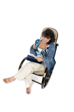 Kadın dergisi okuyor