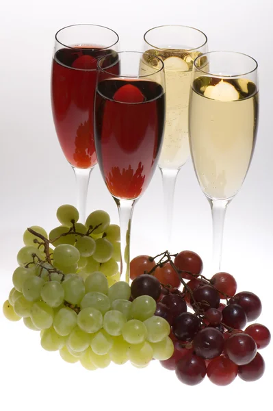 Kieliszki do szampana z winogron na szary — Zdjęcie stockowe