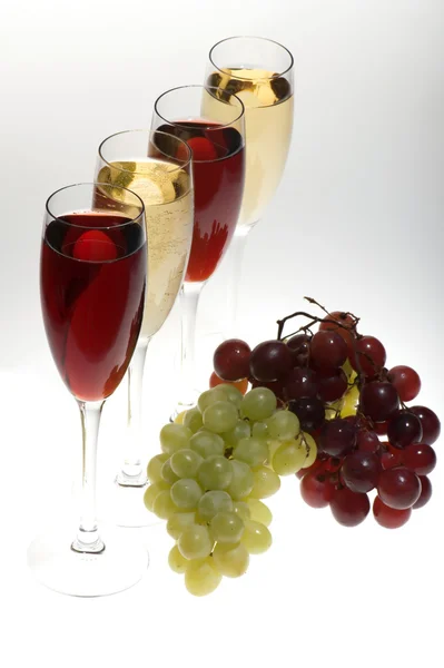 Verres à champagne avec raisins — Photo