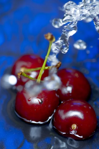 Körsbär i vatten närbild — Stockfoto