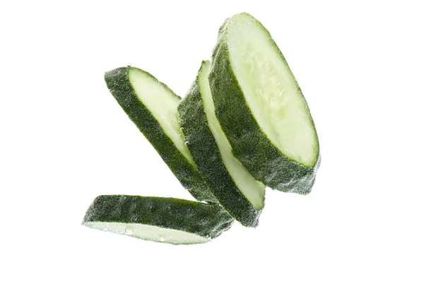 Snijd de komkommer in water op wit — Stockfoto