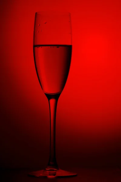 赤い背景のシャンパン グラスに — ストック写真
