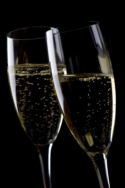 Twee glazen champagne op zwart — Stockfoto