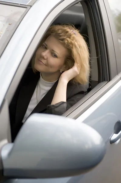 Vrouw in de auto — Stockfoto