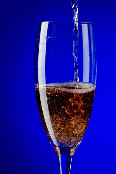Champagneglazen macro op blauw — Stockfoto