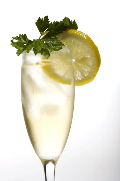 レモンとシャンパンのグラスをクローズ アップ — ストック写真