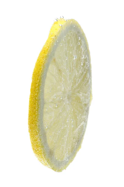 Лимон в воде крупным планом — стоковое фото
