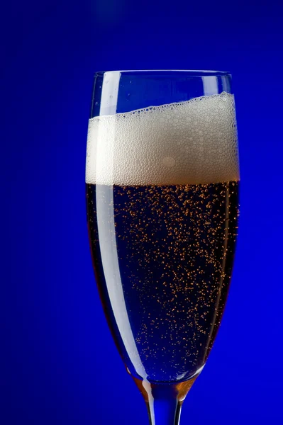 Su bicchieri di champagne blu da vicino — Foto Stock
