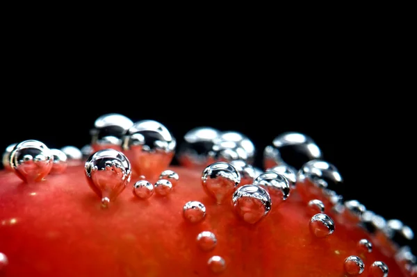 Ameixa em macro água — Fotografia de Stock
