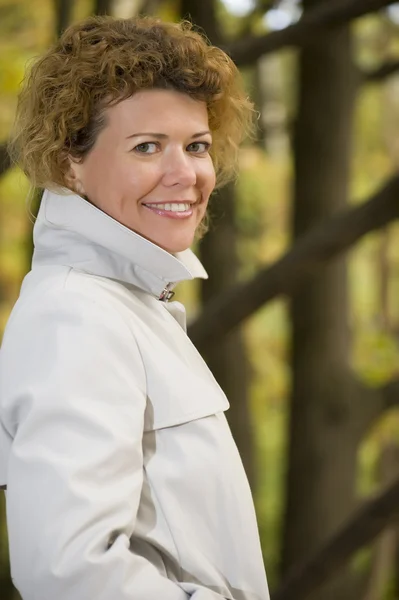 Portret gelukkig vrouw in park close-up — Stockfoto