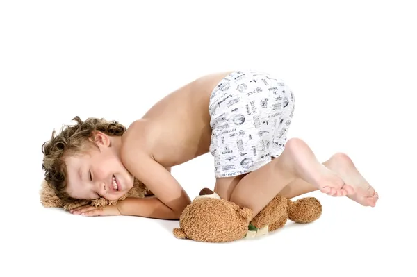 Спящий мальчик с игрушечным медведем — стоковое фото